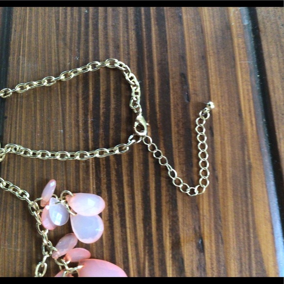 Gold tone necklace with very pretty acrylic peach teardrop beads. Unbranded - Picture 5 of 6